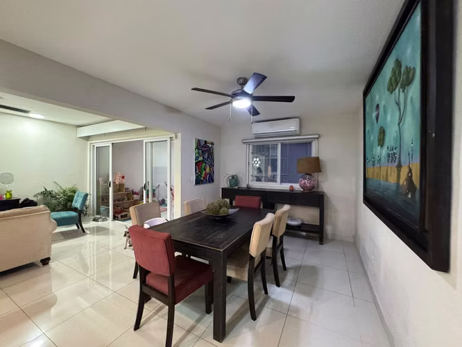 Vendo casa de 2 plantas en Santo Domingo. LR