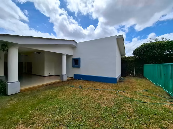 FP: **Casa con Piscina en Venta – Las Colinas**  - Imagen 6