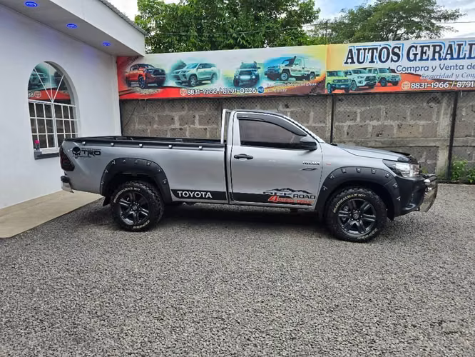 VENDO LINDA TOYOTA HILUX REVO AÑO 2023 MECANICA 4*4