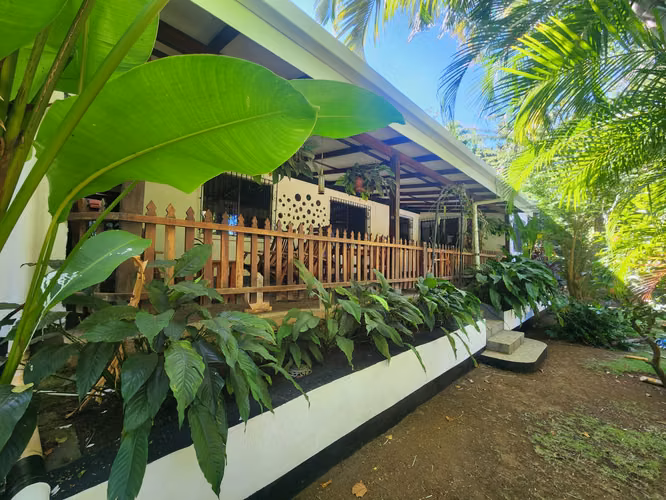 CARRETERA SUR. HERMOSA CASA CON PANELES SOLARES Y PISCINA EN VENTA