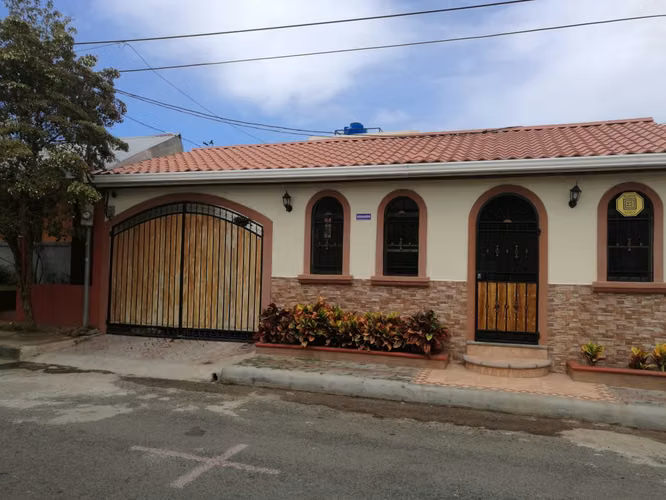 IM-Se vende casa con mejoras en Praderas de Sandino - Carretera nueva a León
