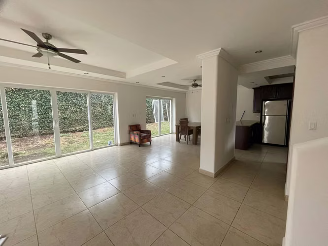 Moderna Casa en Condominio en Las Colinas - Imagen 2