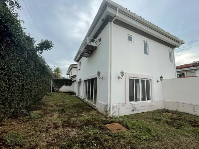 Moderna Casa en Condominio en Las Colinas - Imagen 10