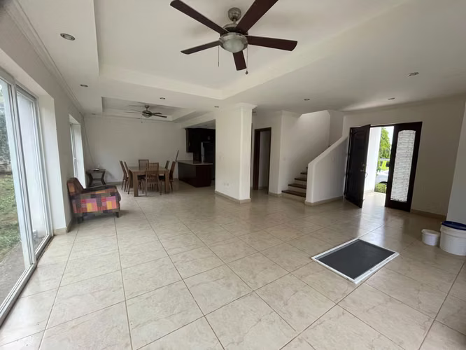 Moderna Casa en Condominio en Las Colinas - Imagen 11