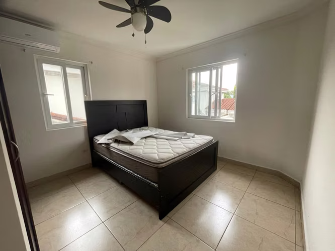 Moderna Casa en Condominio en Las Colinas - Imagen 9