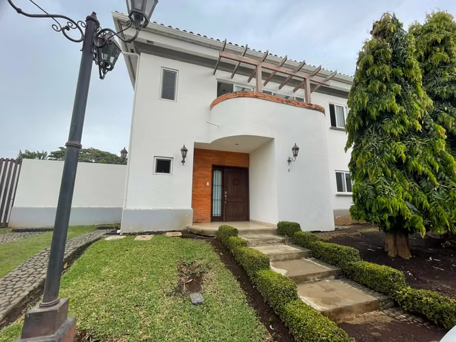 Moderna Casa en Condominio en Las Colinas