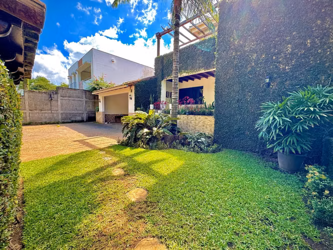 Venta de casa moderna en Carretera Sur