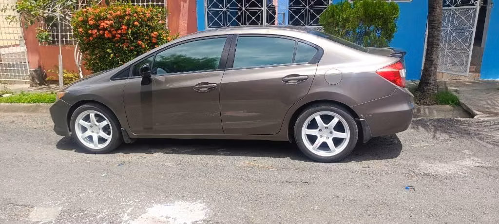 Vendo marca: Honda modelo: Civic  año 2012  transmisión: Manual - Imagen 2