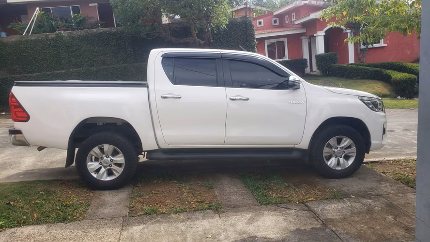 NO REVENDEDORES// Toyota Hilux SRV 2021