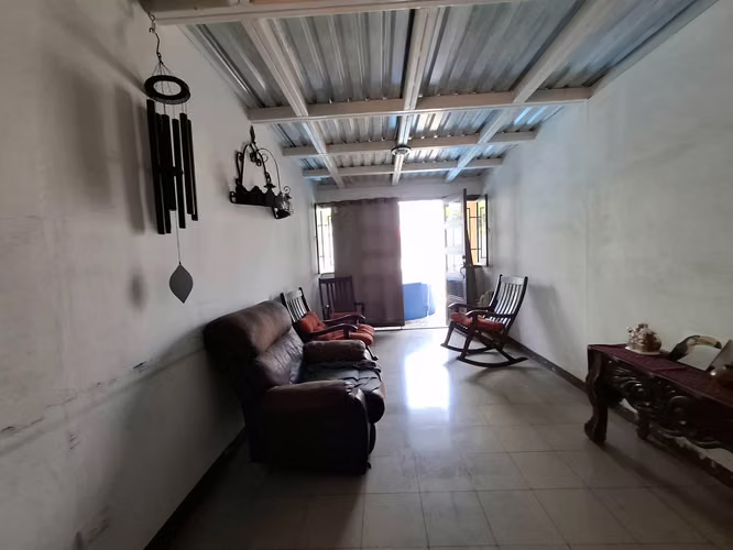 GG - Venta, casa de 2 plantas en Altamira