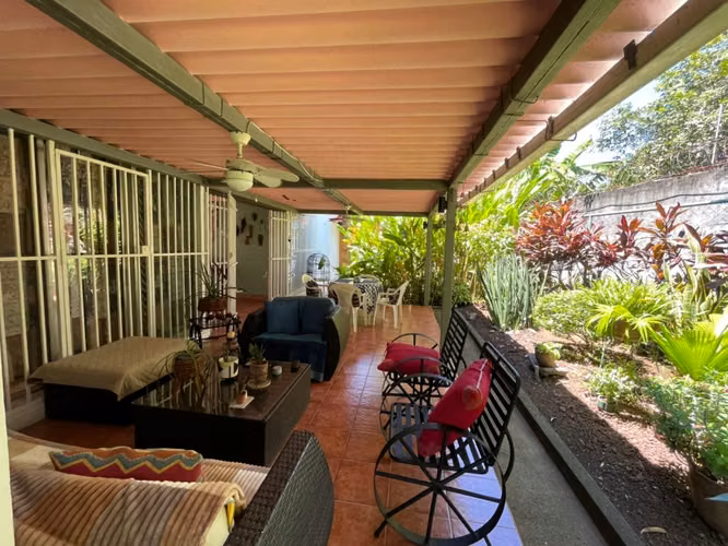 KC-Casa en Venta en Colonial Los Robles, Managua