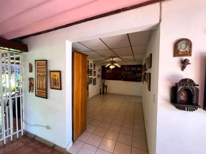KC-Casa en Venta en Colonial Los Robles, Managua
