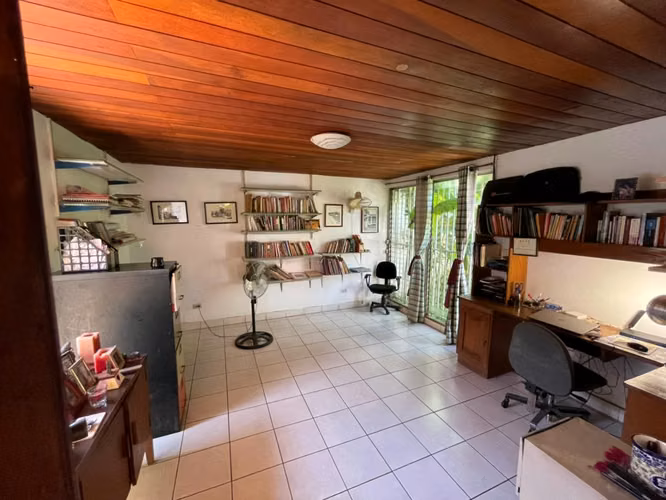 KC-Casa en Venta en Colonial Los Robles, Managua