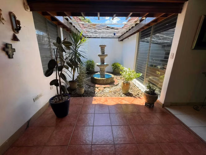 KC-Casa en Venta en Colonial Los Robles, Managua