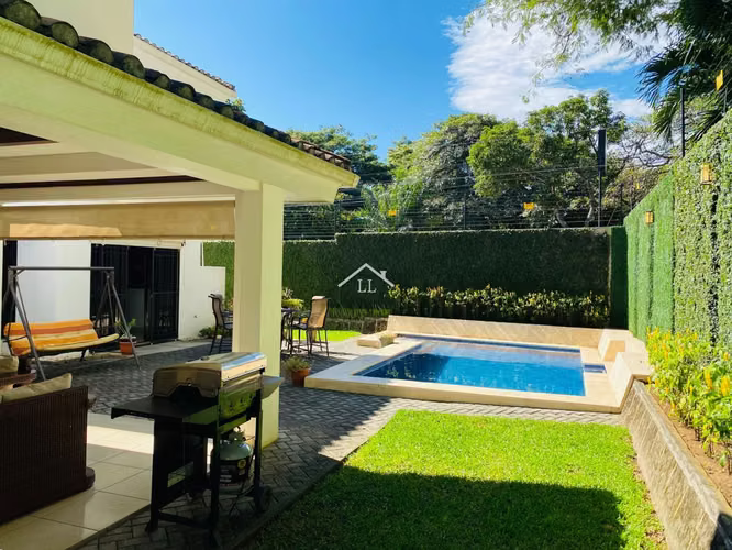LL-Se Vende Linda Casa con Piscina en Condominio Exclusivo en Km 11 Carretera a Masaya