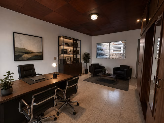 Se vende edificio de 2 pisos  12 oficinas/habitaciones y 13.5 baños. CG