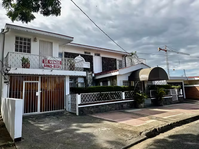 Se vende edificio de 2 pisos  12 oficinas/habitaciones y 13.5 baños. CG