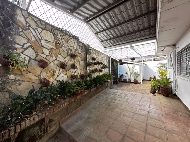 Se vende edificio de 2 pisos  12 oficinas/habitaciones y 13.5 baños. CG