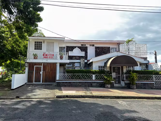 Se vende edificio de 2 pisos  12 oficinas/habitaciones y 13.5 baños. CG