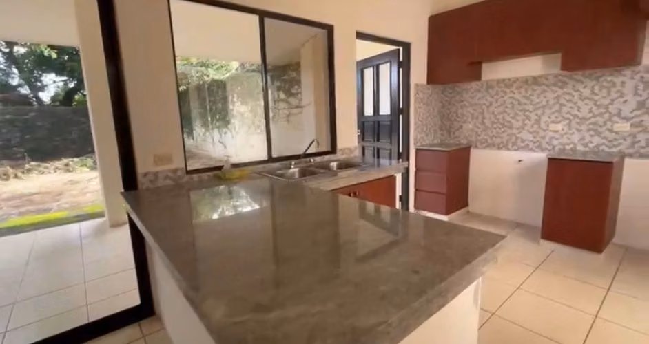 SE RENTA CASA EN VERACRUZ, CARRETERA A MASAYA SIN MUEBLES