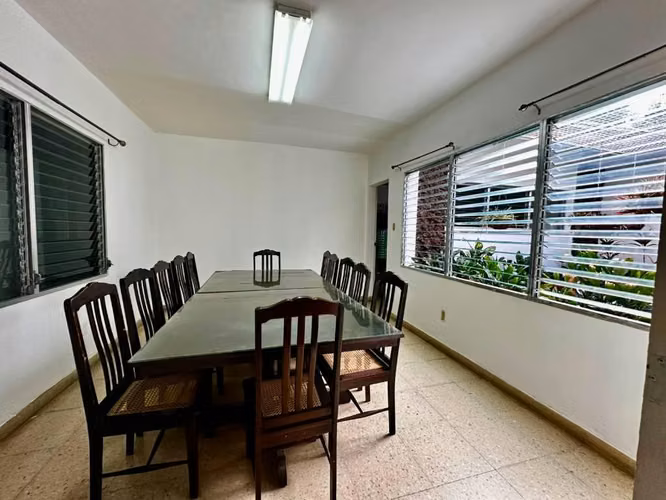Se vende edificio de 2 pisos  con 661.1 m² de construcción y 577.64 m² de terreno, 12 oficinas/habitaciones y 13.5 baños. - Imagen 4