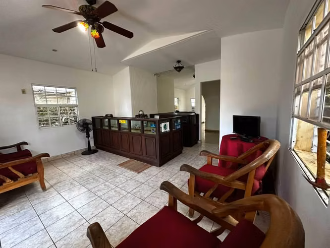 Se vende edificio de 2 pisos  con 661.1 m² de construcción y 577.64 m² de terreno, 12 oficinas/habitaciones y 13.5 baños. - Imagen 2