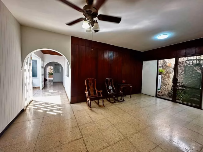 Se vende edificio de 2 pisos  con 661.1 m² de construcción y 577.64 m² de terreno, 12 oficinas/habitaciones y 13.5 baños. - Imagen 6
