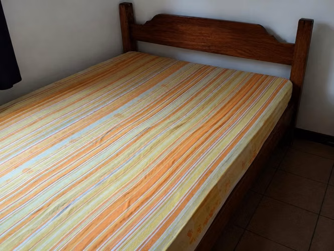 Marco de cama y escritorio