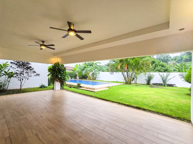 LL - Se Vende Casa en Condominio en Santo Domingo