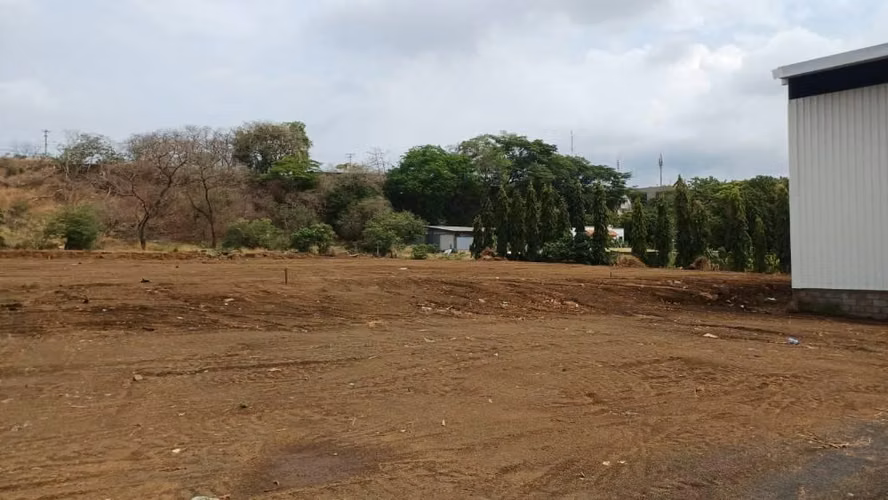 Rento amplio terreno de 12,000 varas cuadradas a orilla de la carretera en Villa Fontana 