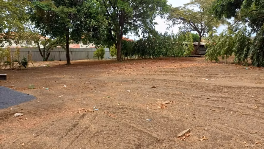 Rento amplio terreno de 12,000 varas cuadradas a orilla de la carretera en Villa Fontana  - Imagen 3