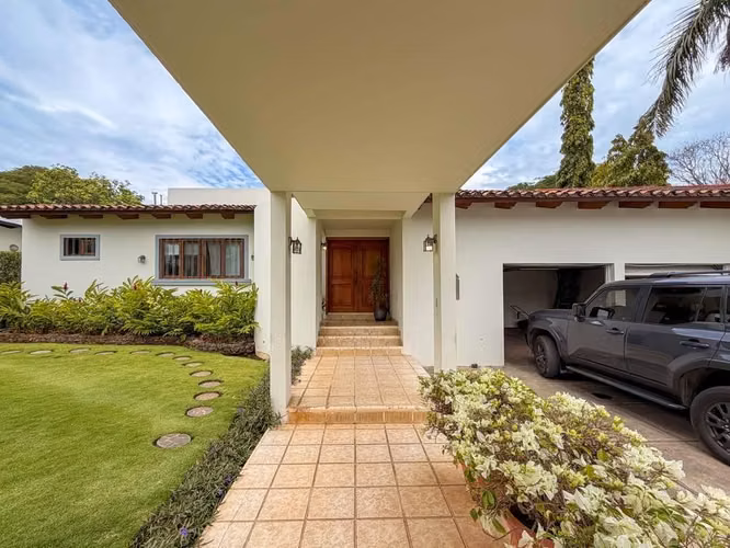  Se vende amplia casa de dos niveles en Mirador de Santo Domingo, Managua