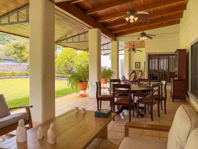  Se vende amplia casa de dos niveles en Mirador de Santo Domingo, Managua - Imagen 4