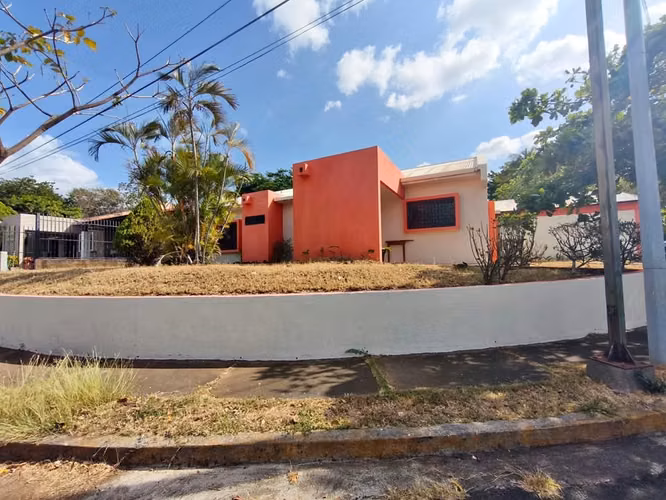 FPX- **Casa en venta – Villa Fontana**