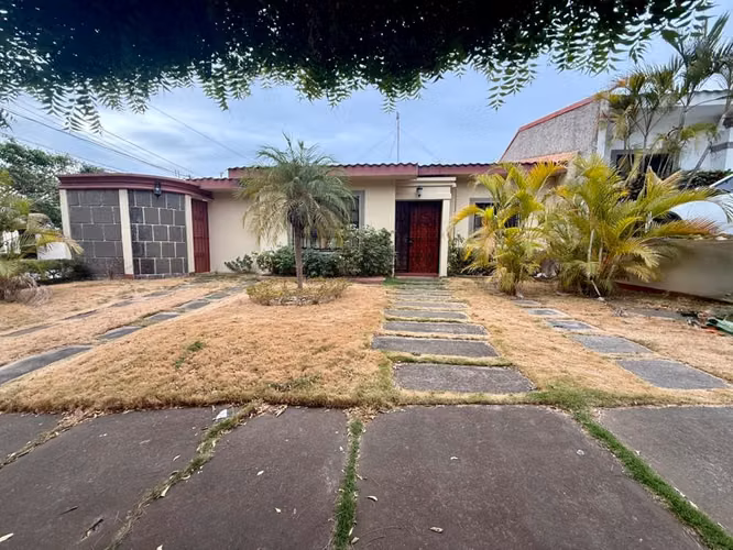 FPX- **Casa en venta – Las Colinas, Managua**