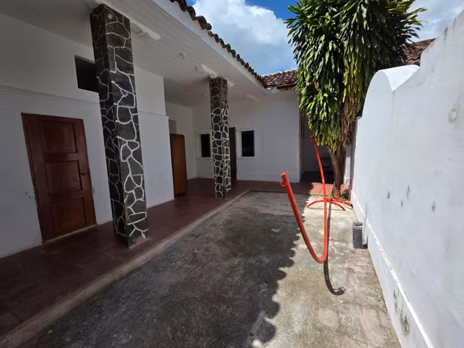 Se renta hermosa casa estilo colonial en el centro de Granada. ML