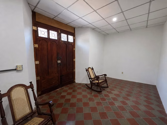 Se renta hermosa casa estilo colonial en el centro de Granada. ML