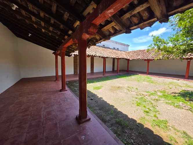 Se renta hermosa casa estilo colonial en el centro de Granada. ML