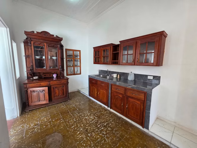 Se renta hermosa casa estilo colonial en el centro de Granada. ML