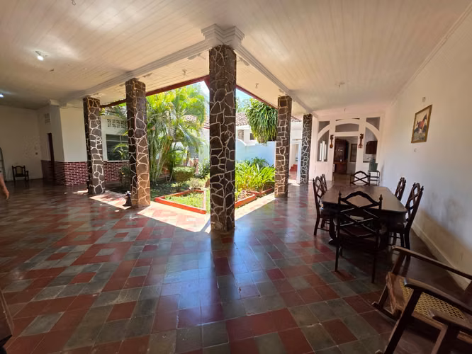 Se renta hermosa casa estilo colonial en el centro de Granada. ML