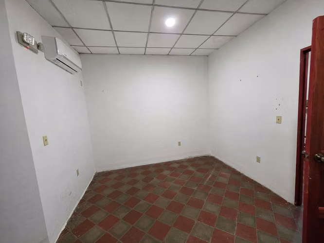 Se renta hermosa casa estilo colonial en el centro de Granada. ML
