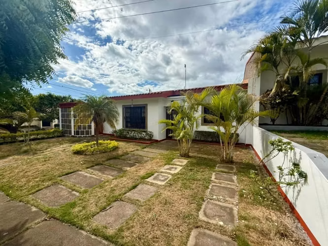 Se vende casa en Las Colinas, Managua!!