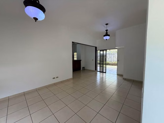 Se vende casa en Las Colinas, Managua!! - Imagen 5