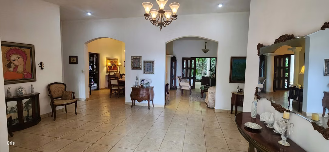 ¡Distinción y naturaleza se unen en esta exclusiva casa!