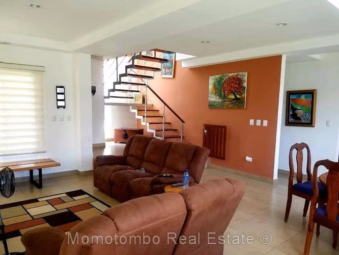 ¡Vive con lujo y seguridad en Las Colinas!