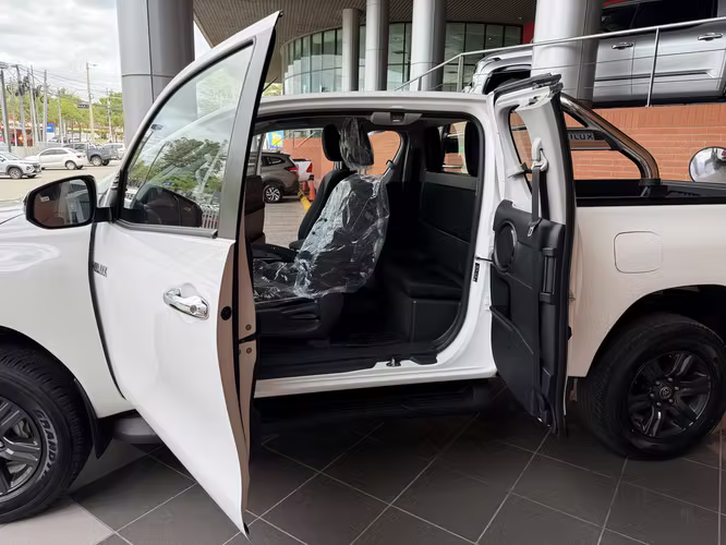 EXTRA CAB 2027 NUEVA DE PAQUETE - HILUX