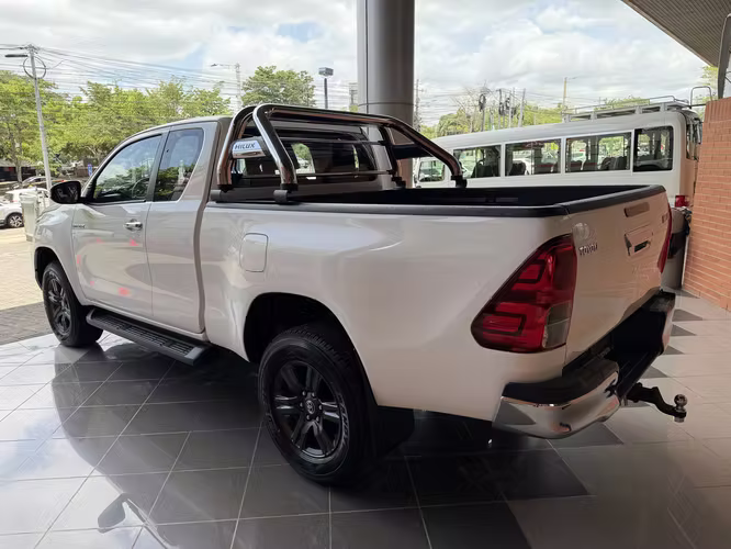 EXTRA CAB 2027 NUEVA DE PAQUETE - HILUX
