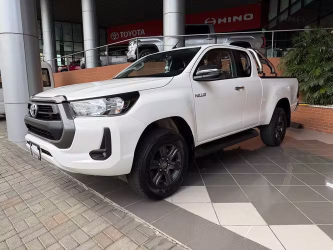 EXTRA CAB 2027 NUEVA DE PAQUETE - HILUX