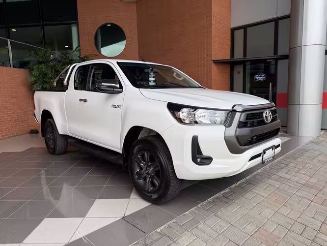 EXTRA CAB 2027 NUEVA DE PAQUETE - HILUX
