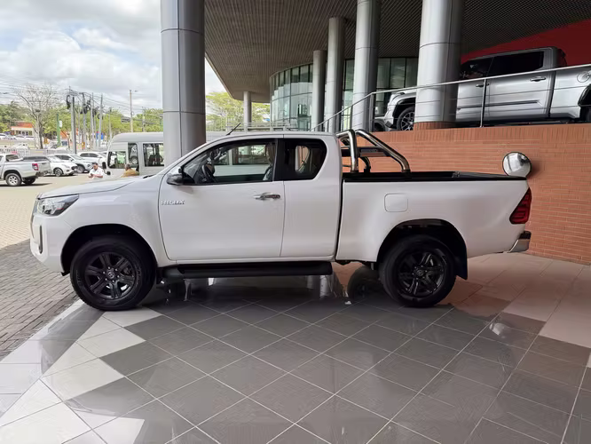 EXTRA CAB 2027 NUEVA DE PAQUETE - HILUX